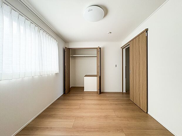 【洋室】充実した生活は伸びやかな居室空間から始まります。快適に・伸びやかに。心の潤いを求める方々へ。