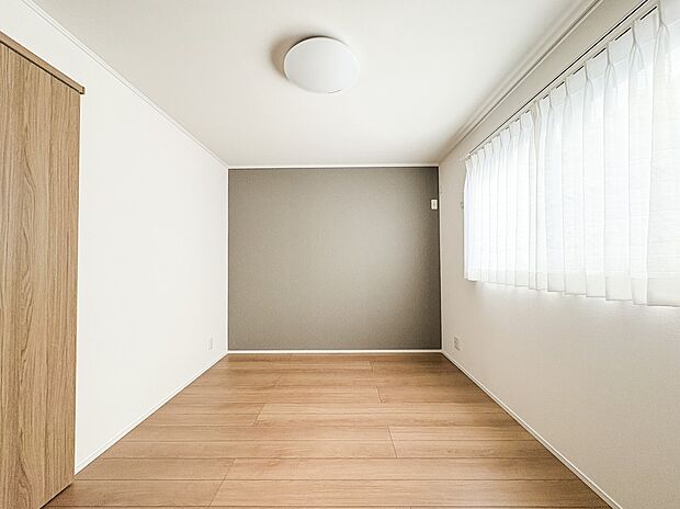 【洋室】お子様のお部屋にぴったりなクロークを備えたフローリング仕様の洋室です。