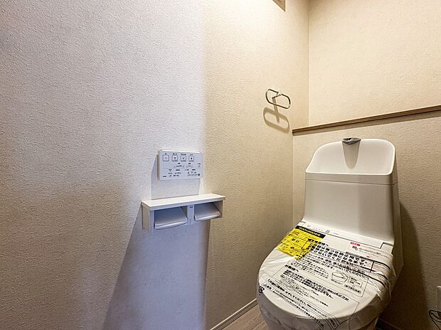 【トイレ】いつも清潔なスペースであってほしいのが毎日使うトイレです。掃除がしやすいのはもちろん、落ち着けるスペースとして機能することも大切です。