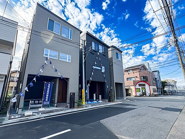 【前面道路8.6ｍ】家の前をまっすぐの通りが走っている。クルマは少なく、人々は毎朝、ウォーキング、ジョギング、犬の散歩など、フリーな朝時間を過ごしている。
