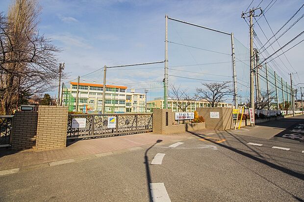 小学校 980m 前川小学校(昭和32年に創立。学校教育目標は、思いやりの心をもち、進んで学ぶ子、元気な子の育成。教職員の大事な指針になっています。未来への学びの扉を拓くための学び合い、支え…