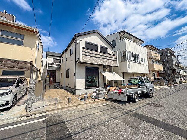 【玄関】玄関へ向かうまでのアプローチに漂う上質が期待感をもたせます。玄関は建物の顔。落着きを醸し出した自己主張が心に訴えてきます。