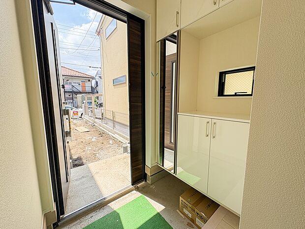 【シューズボックス（下駄箱）】  大型のシューズボックスには靴やブーツ、サンダルはもちろん、ハンカチや手袋、バック類などのお出かけ用品、印鑑や朱肉なども収納可能です。