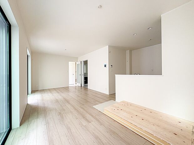 【Living room-リビングルーム-】  お子様と会話をしながら家事ができるカウンターキッチン。いま手があいているか、忙しそうなのか相手の様子を伺いながらコミュニケーションをとる訓練に…