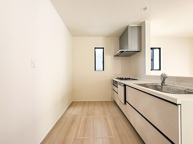 【キッチン】ナチュラルな自然光の中での調理。会話が弾む対面型キッチン。お洒落な食器類を余裕で収納できるスペース。動きやすい女性目線のキッチン動線。これからはお料理をつくる時間が劇的に変わりま…