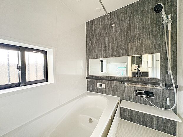 【Bathroom-浴室-】  1日の疲れを癒すバスルームは、心地よいリラックスを叶える清潔感溢れる美しい空間です。心からゆったりと寛いでいただけるよう、ゆとりのスペースを確保してます。