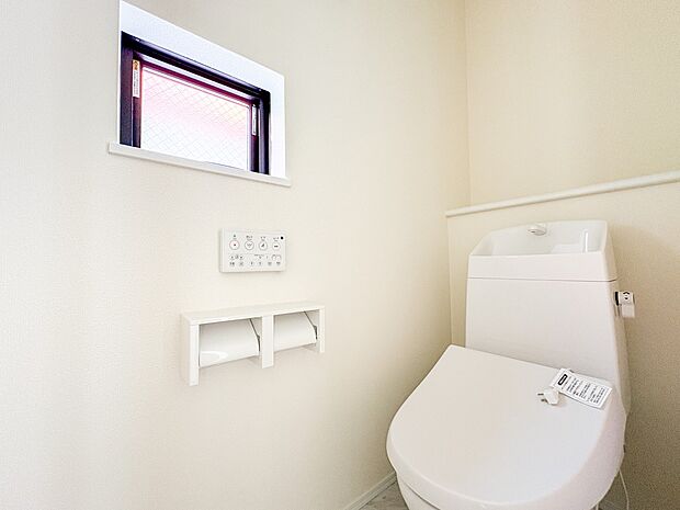 【トイレ】トイレ・ウォシュレット付。快適で衛生的な洗浄機能付温水シャワートイレです。