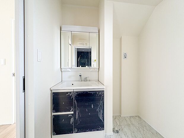 【三面鏡洗面化粧台】  ミラーを手前に引けば、楽な姿勢で髭剃りやメイクができます。合わせ鏡にすればヘアスタイルのチェックもラクラク。洗面化粧台のミラー裏にはたっぷり入る収納スペースを設けてい…