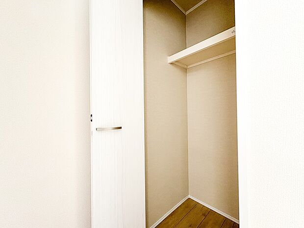 【CL(クローゼット）】  壁面クローゼットのメリットは、衣類が横一列に並ぶためひと目で洋服が選びやすいこと。衣類をたくさんお持ちの方も、限られたスペース内に無理なく収納することができます。…