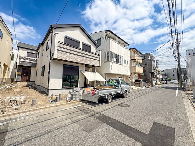 【前面道路】陽当りや通風性など各所に施された工夫で住みやすさを実現。部屋の大きさや周辺環境・街並など、資料には掲載していない情報が現地にはたくさんございます。是非ご確認下さい。