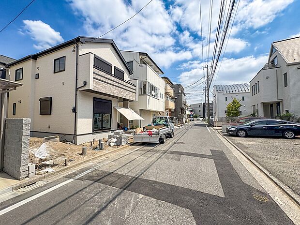 【Frontal road-前面道路-】  静かな通りに面した本物件は、落ち着いて暮らすことができます。  閑静な住宅街で比較的車の通りも少ないのでお子様も安心です。