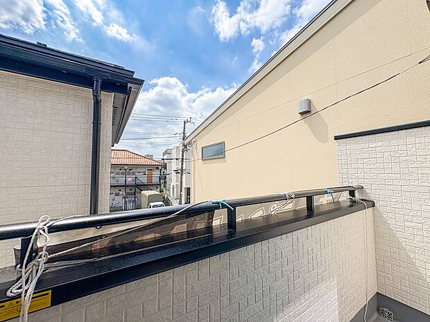 【バルコニー】  バルコニーから差し込む陽光・通風は、住環境・快適性と共に有り続ける貴重な「財産」です。