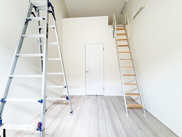 【Room-洋室】  シンプルにデザインされた室内。家具やレイアウトでお好みの空間に。