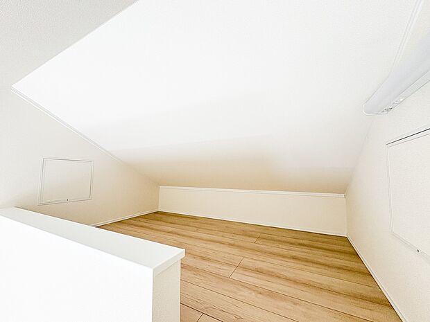 〈ロフト〉適度なこもり感があり、秘密基地のように遊べるロフトはお子様がワクワクする空間の一つ。寝室や吹抜けでつながるリビングの上にあることで親の存在を感じて遊ぶことができます。 