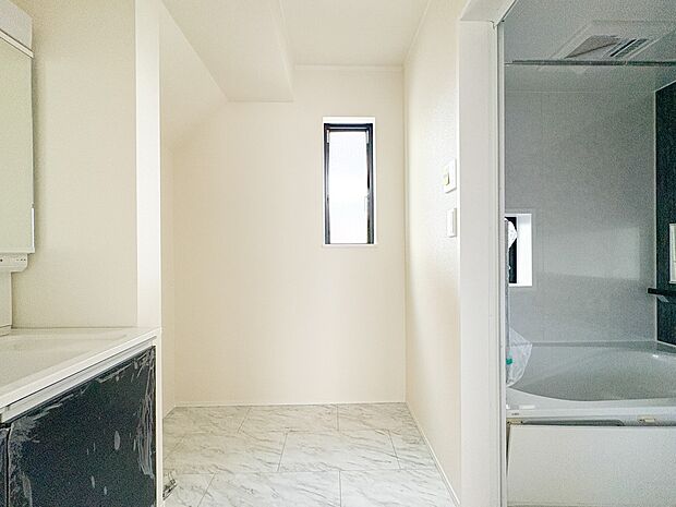 【Powder room-洗面所】脱衣所、洗面所は小さなプライベートスペース。歯磨き、洗顔と毎日施す個人空間。