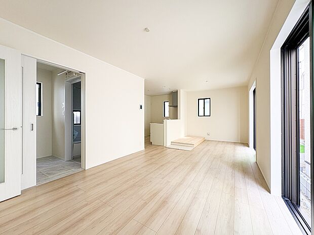 【Living-dining-リビングダイニング】忙しい朝でも家族揃って食事をしたいゆとりあるダイニングスペース。