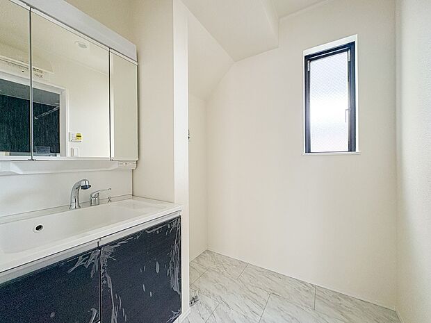 【ランドリースペース】毎日使う洗濯機。しっかりと奥行きのある置き場が確保されています。