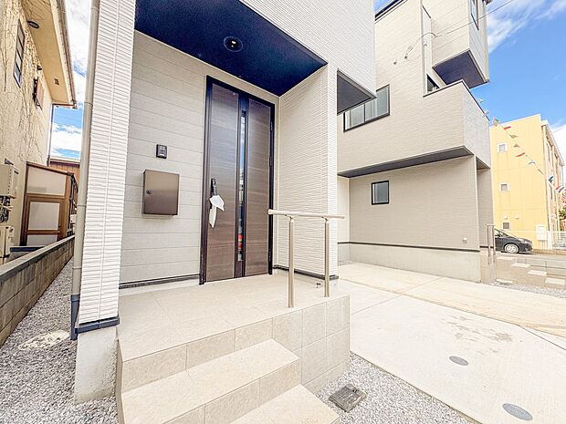 2号棟【玄関】玄関へ向かうまでのアプローチに漂う上質が期待感をもたせます。玄関は建物の顔。落着きを醸し出した自己主張が心に訴えてきます。