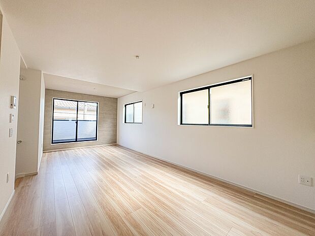 2号棟【リビング】インテリアショップで見掛けた「あの家具」も置ける、ゆったりとした空間。時に広さが上質な寛ぎの時間になる事も。