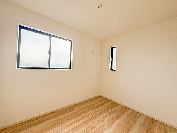 2号棟【子供部屋4帖】 昨今のトレンドになりつつあるのが、広過ぎず、快適すぎない子ども部屋。勉強と寝るだけの部屋にすることで閉じこもりがなくなり、リビングで過ごす時間が増えると言われていま…