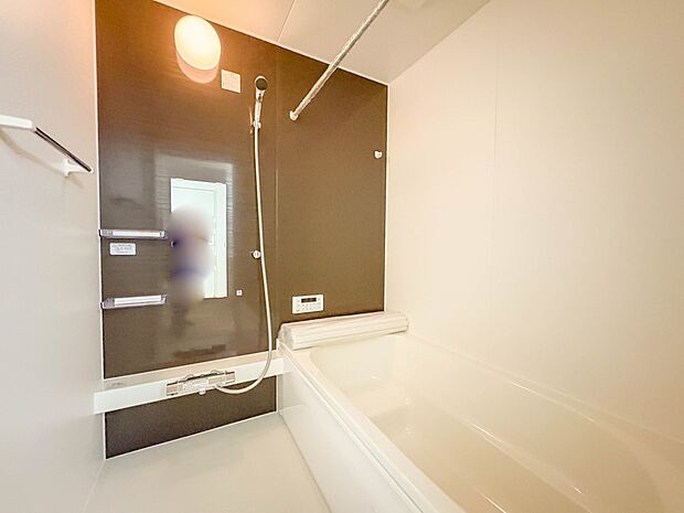 2号棟【浴室】 きっとあなたのバスタイムも単なる習慣から特別な時間に変わるはず。一日の汚れとともに疲れを洗い流し、眠りに就く前の大事なリラックスタイムを演出