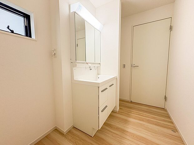 2号棟【洗面台】 十分な大きさの洗面台は、身だしなみチェックや歯磨きなど、朝の慌ただしい時間でもホテルライクなスペースで余裕とゆとりを感じて頂けます。