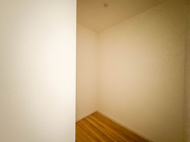 2号棟【ウォークインクローゼット】WICのメリットの1つ目は、1箇所にまとめて収納が出来ること。2つ目は、衣替えが必要ないこと。3つ目は、扉が少なくなり室内がスッキリ見えること。