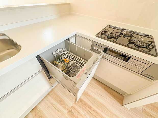 2号棟【ビルトイン食器洗乾燥機】食洗機は高温のお湯や高圧水流で汚れを効果的に落とし殺菌効果も期待できます。