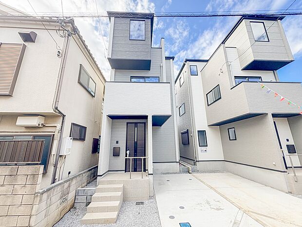 2号棟【外観】ここから始まる「日常」はご家族にとってかけがえのない時間となります。少しでも豊かに、快適に。そんな想いから本邸宅は生まれました。　