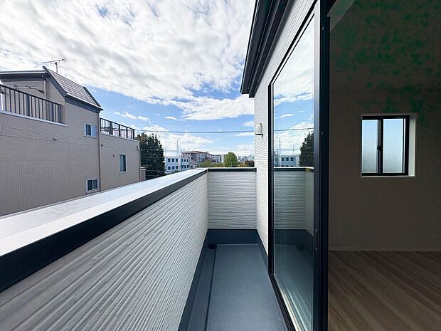 2号棟【バルコニー】澄み切った青空と、心地良い風を感じるワイドバルコニー。