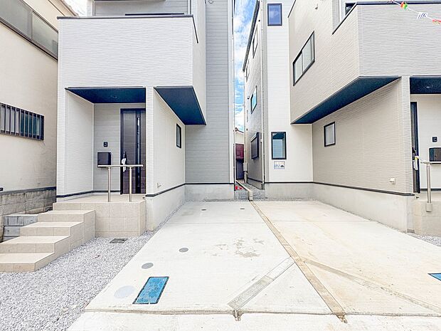 2号棟【駐車場】日々の暮らしにマイカーが必要。そんな方は物件の購入条件に駐車場は必須です。通勤に、家族のお迎えに、お買物に、おでかけに、クルマライフを楽しみたい方に。