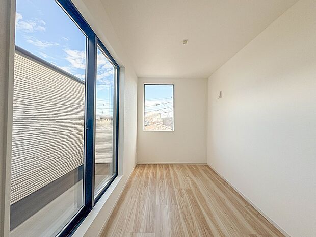 2号棟【洋室4.9帖】シンプルにデザインされた室内。家具やレイアウトでお好みの空間に。