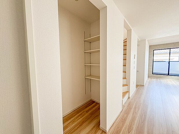 2号棟【パントリー(食料庫)】 常温保存できるパン、お米、調味料、缶詰など、日常的に使うものや未開封の食品の収納にぴったり。棚にものを並べて収納すれば、何が足りないのかひと目で確認できます…