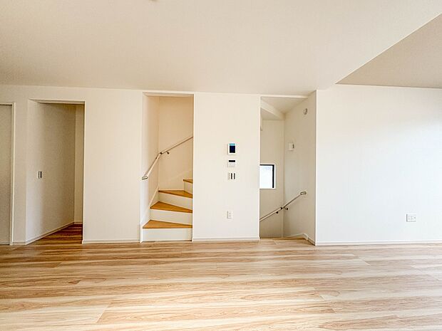 2号棟【ダイニング】大容量のパントリーも完備したダイニングスペース