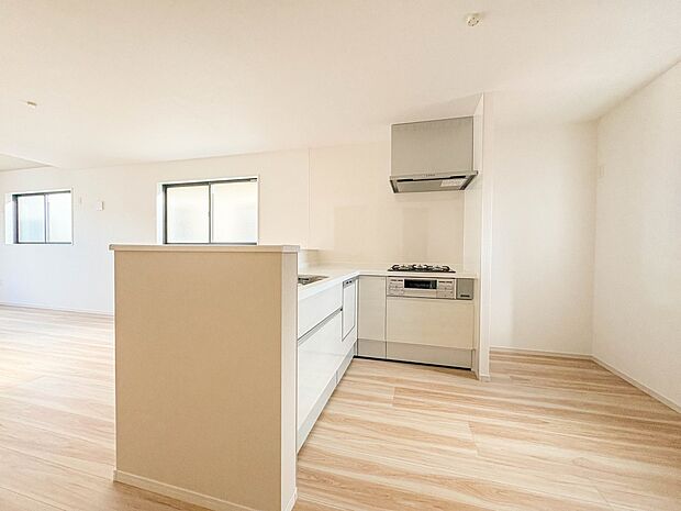 2号棟【ダイニングキッチン】カウンターキッチンになっているので、リビングで遊ぶお子様を見守りながらお料理できます。