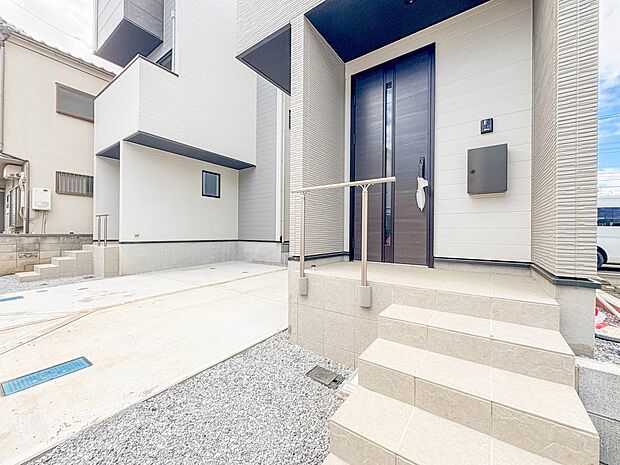 1号棟【玄関】上質感漂う玄関へのアプローチ。居住者の帰り、訪れる方を優しく迎える・安らぎに満ちた生活空間を予感させる。健やかな暮らしを楽しめそう。