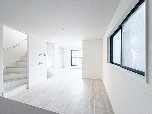 1号棟【リビング】うららかな陽射しがどのお部屋にも降り注ぎますように、快適さを追求した間取設計。得難い立地環境での生活を恵みの豊かな永住の地へと変えてくれます。