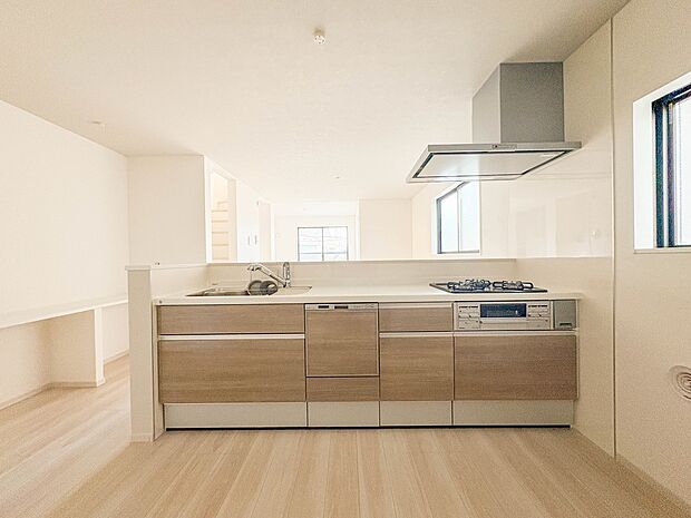 1号棟【キッチン】 三口コンロで料理の幅を拡げてくれる使いやすいシステムキッチンを採用。洗い場も大きいので野菜や食器を洗ったりする際にも捗り、奥様の強い味方となってくれるはずです。