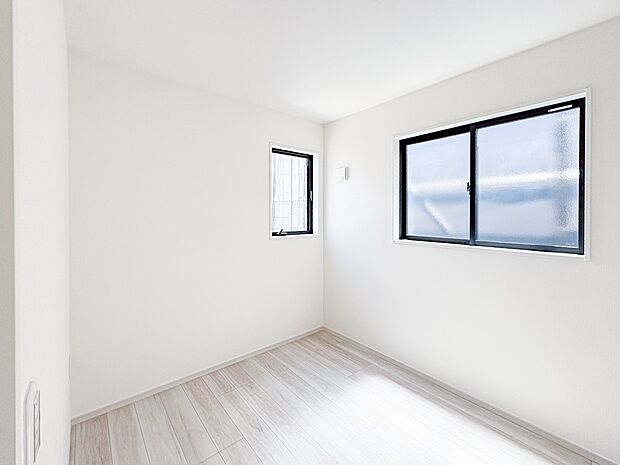 1号棟【子供部屋4.3帖】昨今のトレンドになりつつあるのが、広過ぎず、快適すぎない子ども部屋。勉強と寝るだけの部屋にすることで閉じこもりがなくなり、リビングで過ごす時間が増えると言われていま…