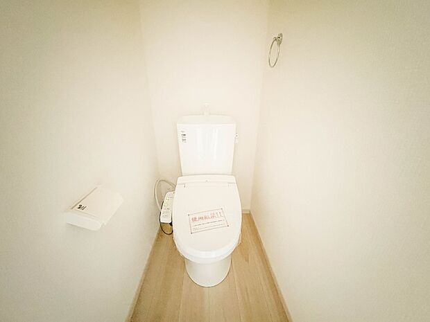 1号棟【トイレ】トイレ・ウォシュレット付。快適で衛生的な洗浄機能付温水シャワートイレです。