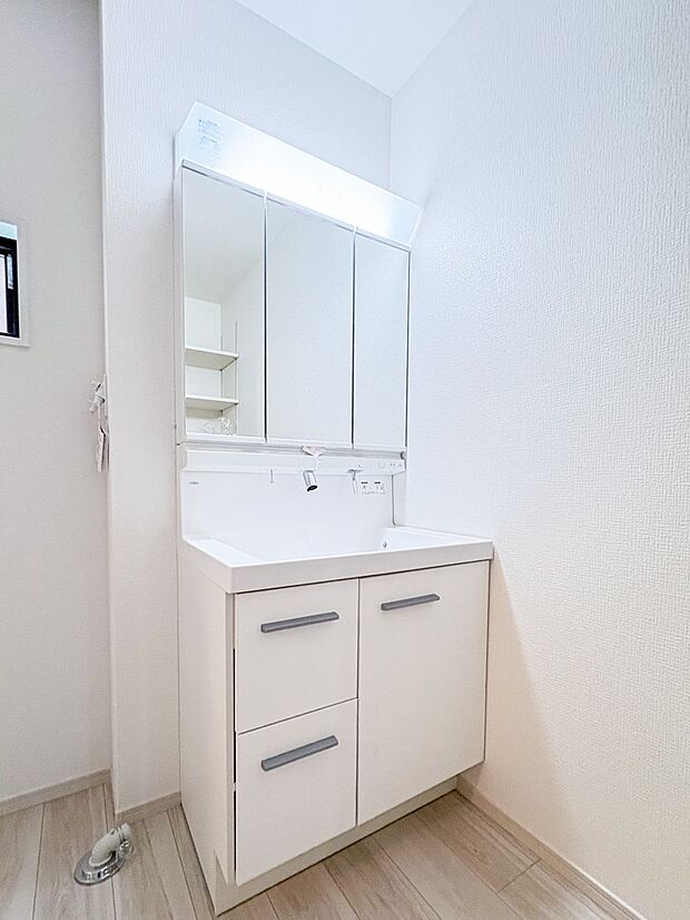 1号棟【洗面台】洗面所は小さなプライベートスペース。歯磨き、洗顔と毎日施す個人空間。小窓も設置して、熱気などを開放して、爽やかなスペースになるように設計されています。