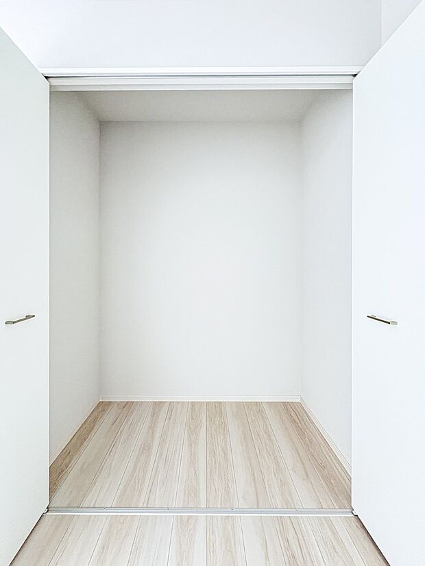 1号棟【WIC-ウォークインクローゼット-】  何より、中に入れば全ての服が見てわかるので選択しやすいんです。朝の忙しいときなど便利だな〜と思いますよ。一つのスペースで済むって所がいいんです…