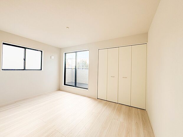 1号棟【収納】壁面クローゼットのメリットは、衣類が横一列に並ぶためひと目で洋服が選びやすいこと。衣類をたくさんお持ちの方も、限られたスペース内に無理なく収納することができます。