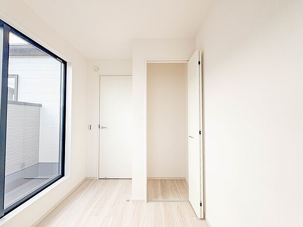 1号棟【洋室】充実した生活は伸びやかな居室空間から始まります。快適に・伸びやかに。心の潤いを求める方々へ。