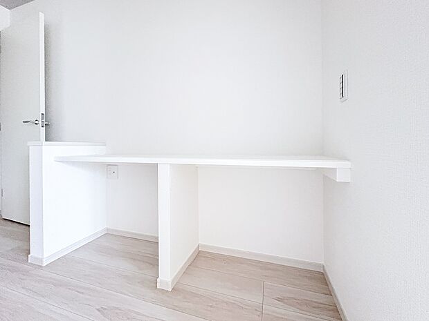 1号棟【ワークスペース】キッチン横にはスタディーカウンター完備。勉強するお子様を見守れます。