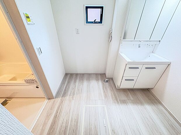 1号棟【脱衣場】脱衣所、洗面所は小さなプライベートスペース。歯磨き、洗顔と毎日施す個人空間。換気も設置して、熱気などを開放して、爽やかなスペースになるように設計されています。