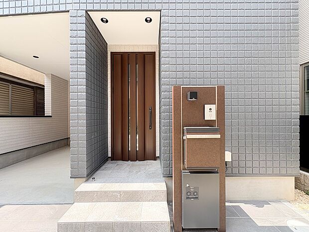 【玄関】洗練されたデザインの玄関。ここから新しい暮らしが始まります。  