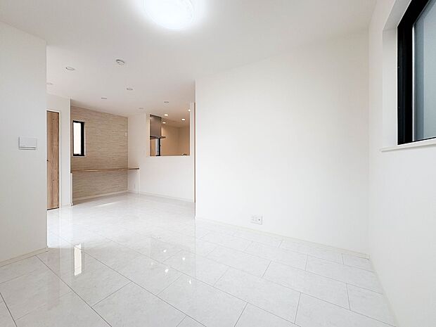 【LDK16.6帖】明るい光が差し込むリビング。家族が自然と集まる快適空間です。