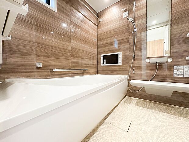 【浴室】一日の疲れを癒すバスルーム。ゆったりと寛ぎのバスタイムをどうぞ。テレビ付き。  