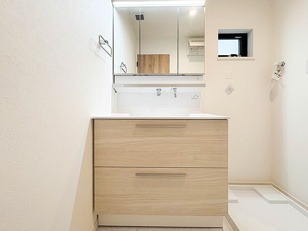 【洗面台】清潔感あふれる洗面所。朝の準備も夜のケアも、快適に過ごせます。